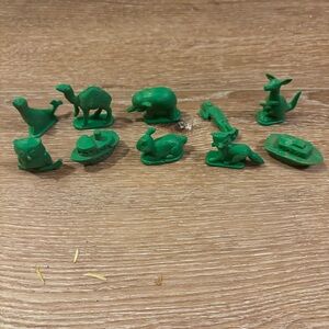 Vintage 1970's Tupperware Tupper Toys Busy Blocks 10 Green Figurines